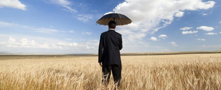 Mężczyzna z parasolem na polu